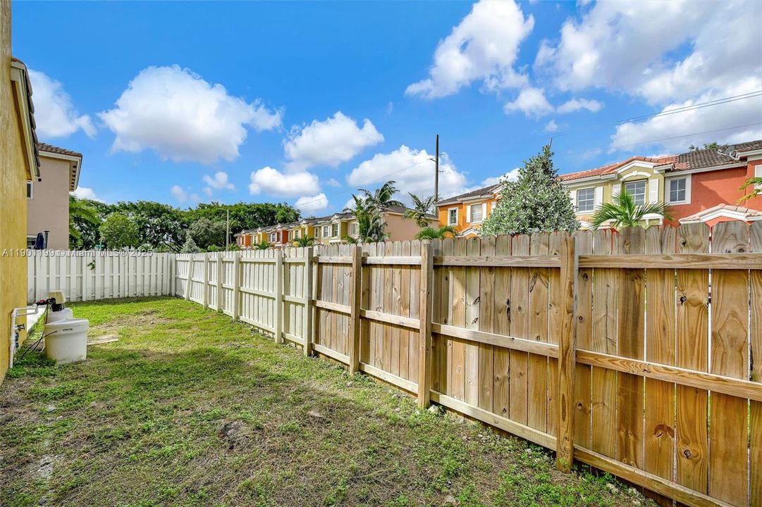 Active With Contract: $2,300 (3 beds, 3 baths, 1378 Square Feet)