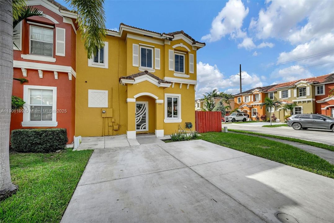 Active With Contract: $2,300 (3 beds, 3 baths, 1378 Square Feet)