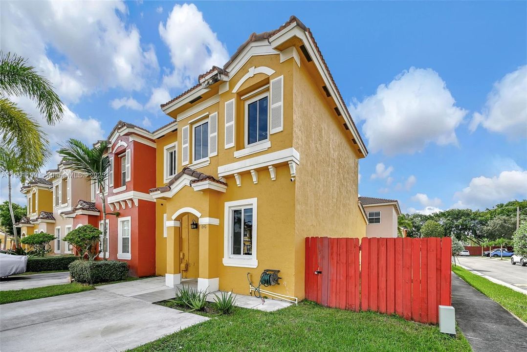 Active With Contract: $2,300 (3 beds, 3 baths, 1378 Square Feet)