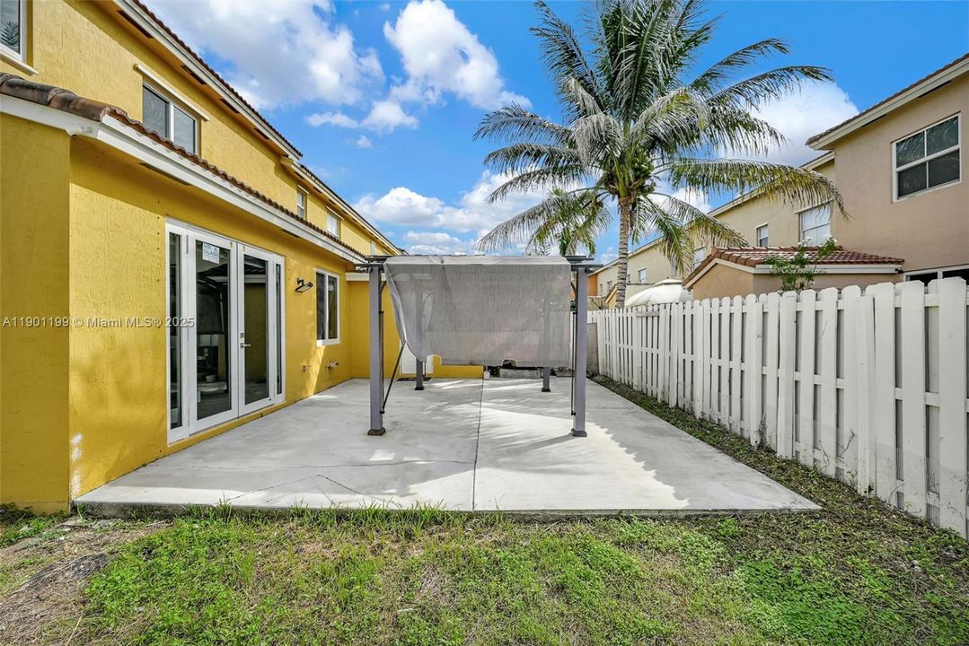 Active With Contract: $2,300 (3 beds, 3 baths, 1378 Square Feet)