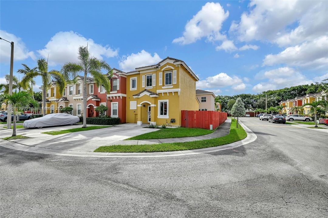 Active With Contract: $2,300 (3 beds, 3 baths, 1378 Square Feet)