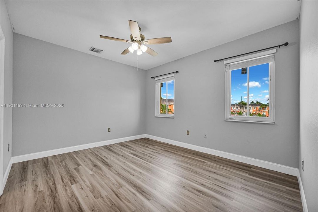 Active With Contract: $2,300 (3 beds, 3 baths, 1378 Square Feet)