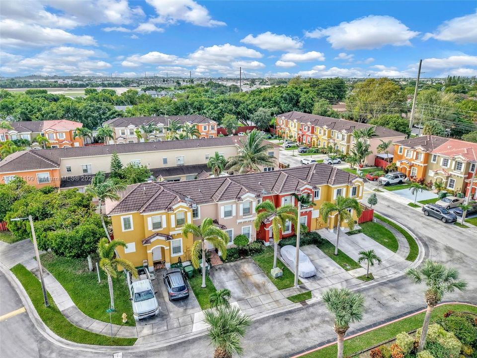 Active With Contract: $2,300 (3 beds, 3 baths, 1378 Square Feet)