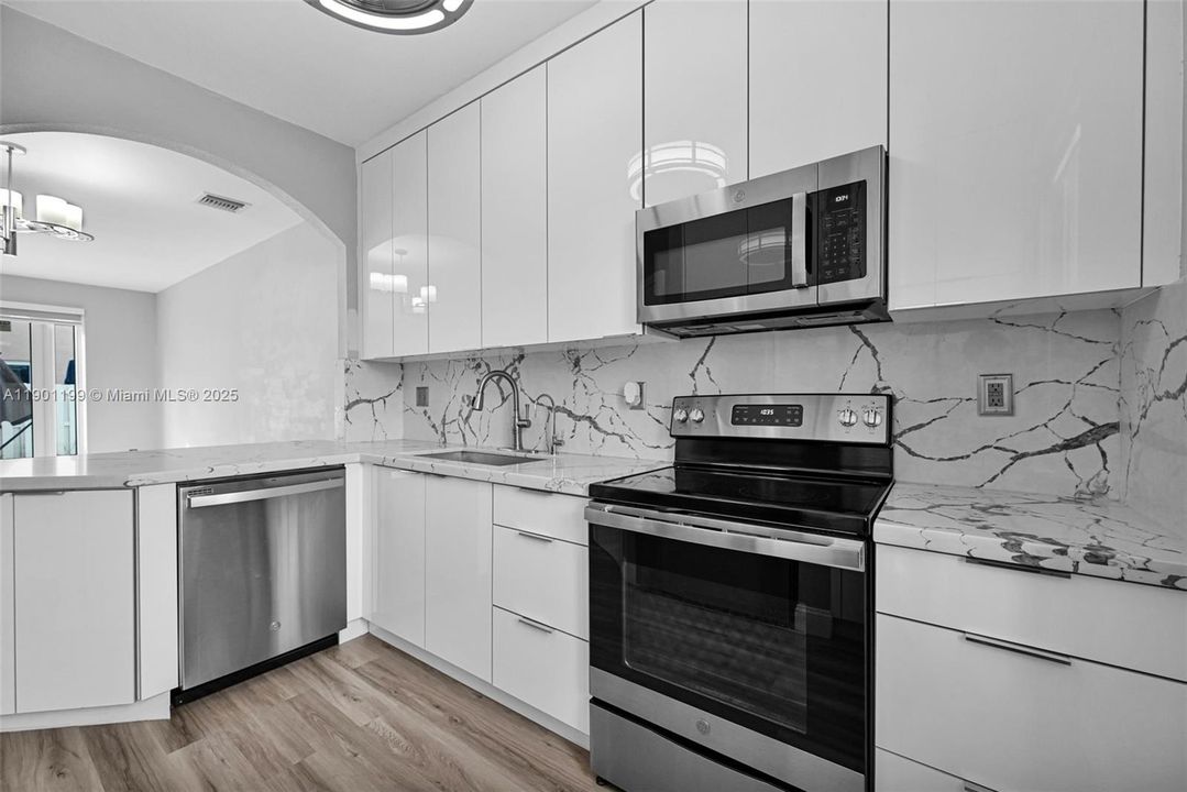 Active With Contract: $2,300 (3 beds, 3 baths, 1378 Square Feet)