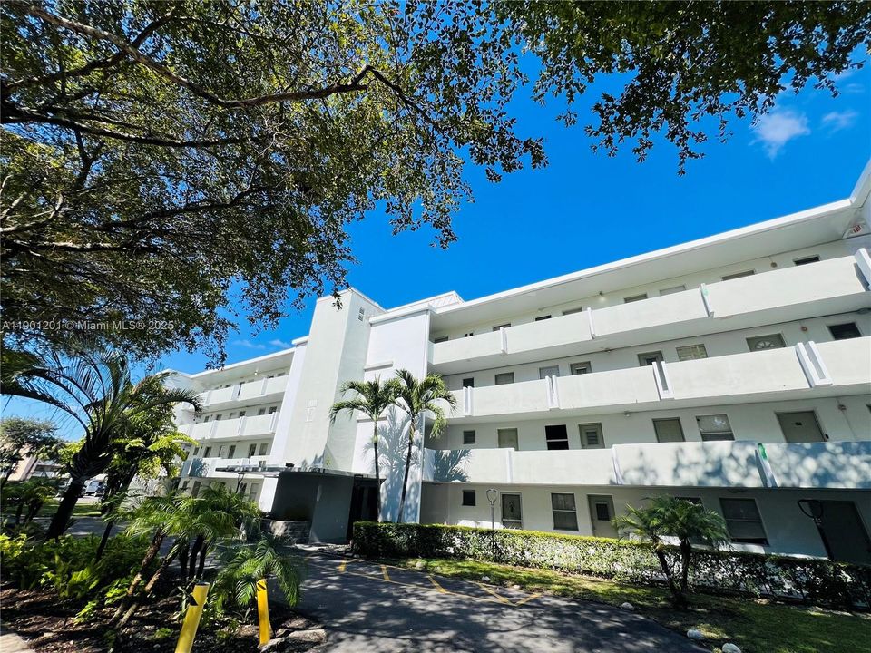 For Sale: $179,950 (1 beds, 1 baths, 898 Square Feet)