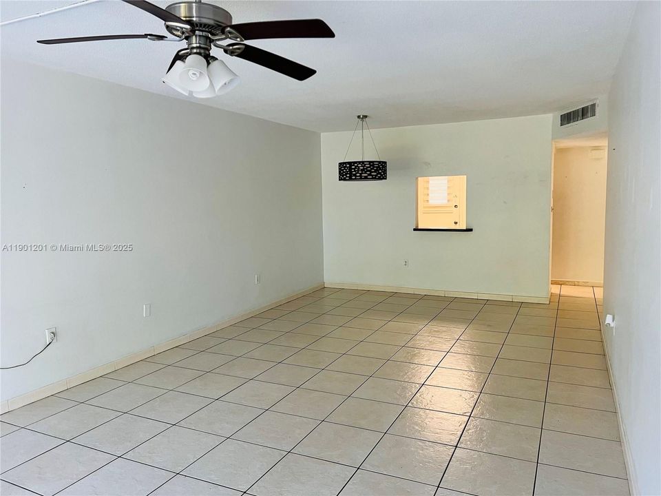 For Sale: $179,950 (1 beds, 1 baths, 898 Square Feet)