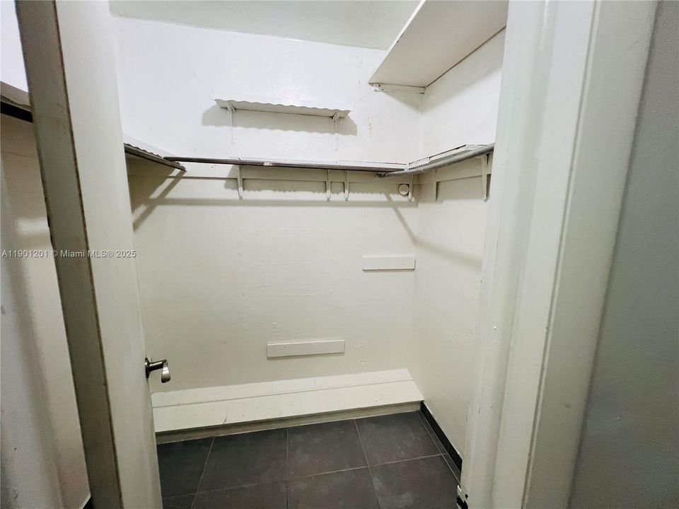 For Sale: $179,950 (1 beds, 1 baths, 898 Square Feet)