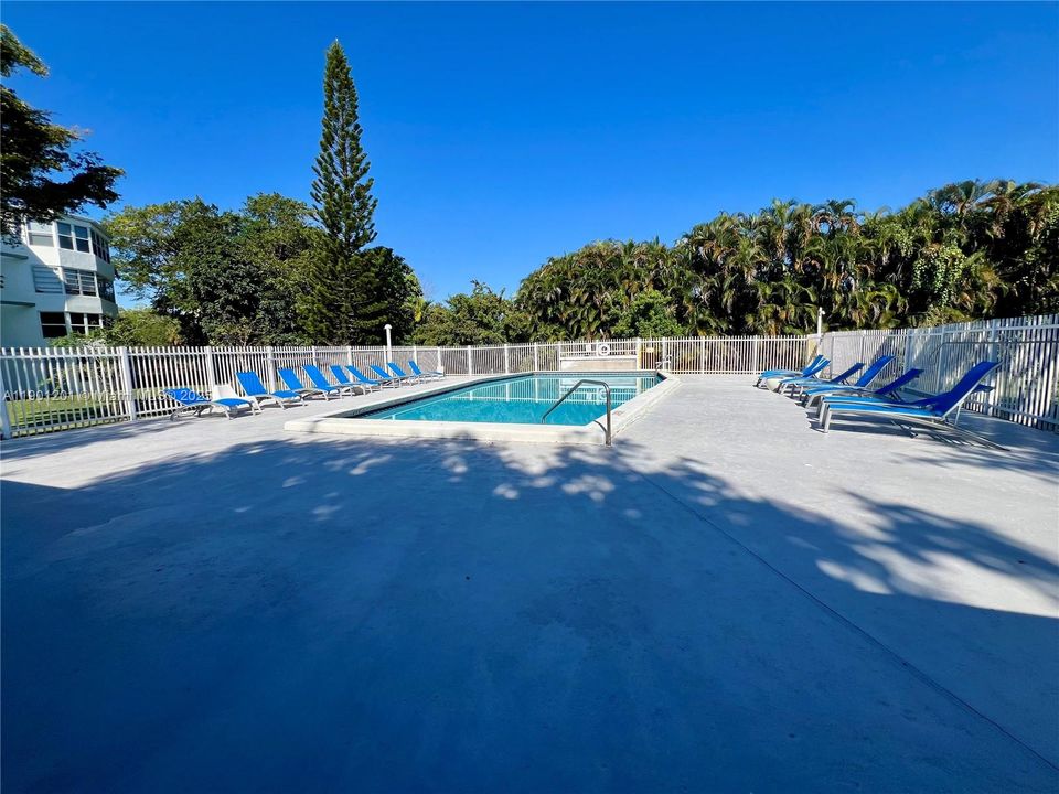 For Sale: $179,950 (1 beds, 1 baths, 898 Square Feet)