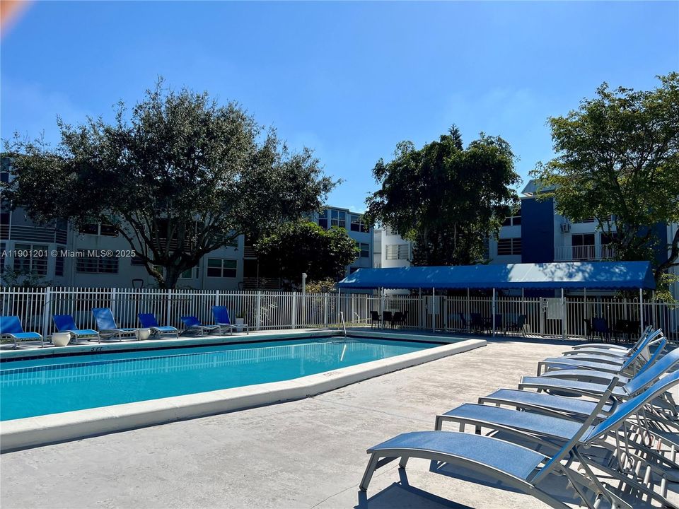 For Sale: $179,950 (1 beds, 1 baths, 898 Square Feet)