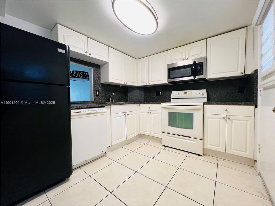 For Sale: $179,950 (1 beds, 1 baths, 898 Square Feet)