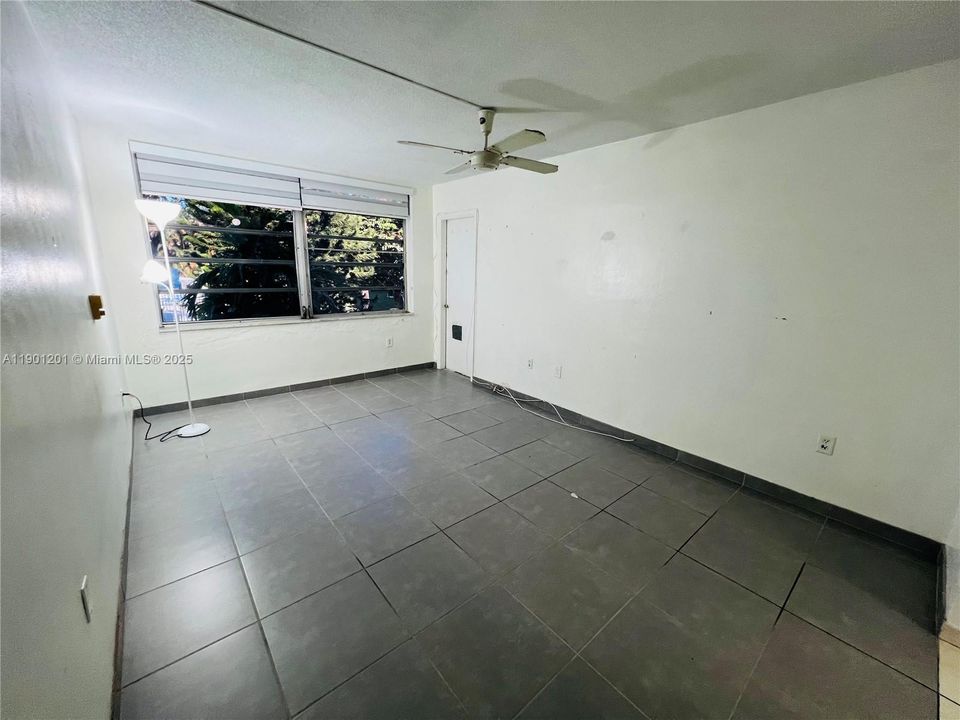 For Sale: $179,950 (1 beds, 1 baths, 898 Square Feet)