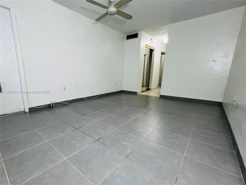 For Sale: $179,950 (1 beds, 1 baths, 898 Square Feet)