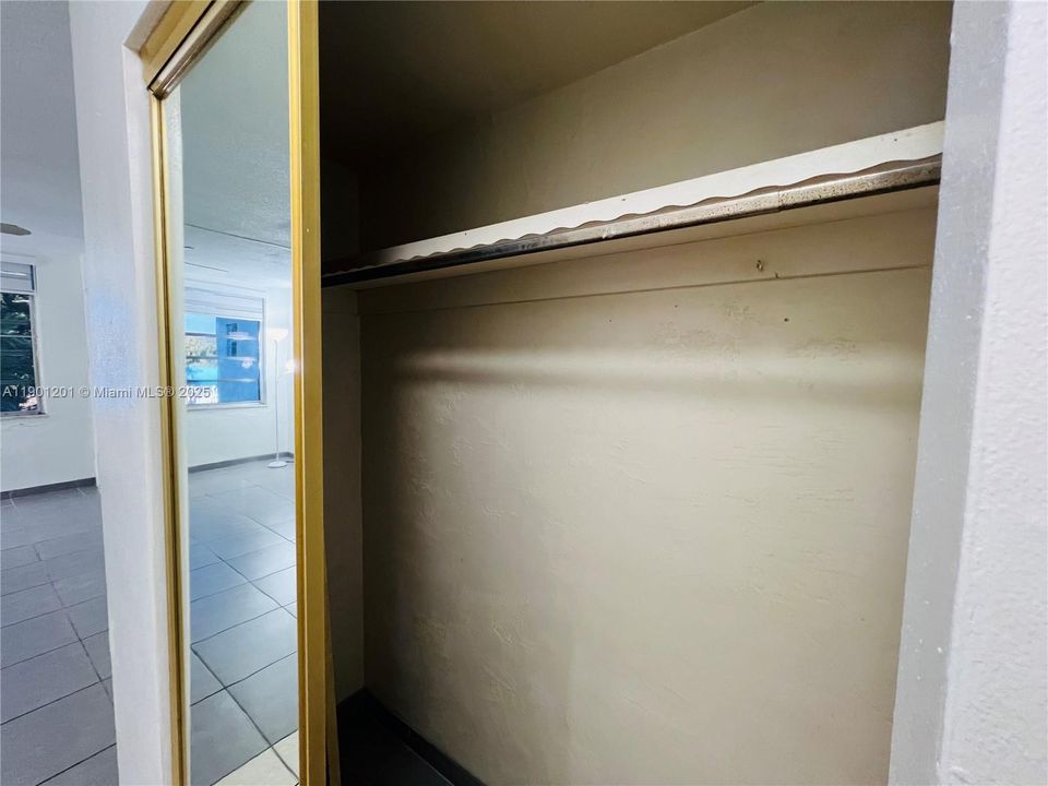 For Sale: $179,950 (1 beds, 1 baths, 898 Square Feet)