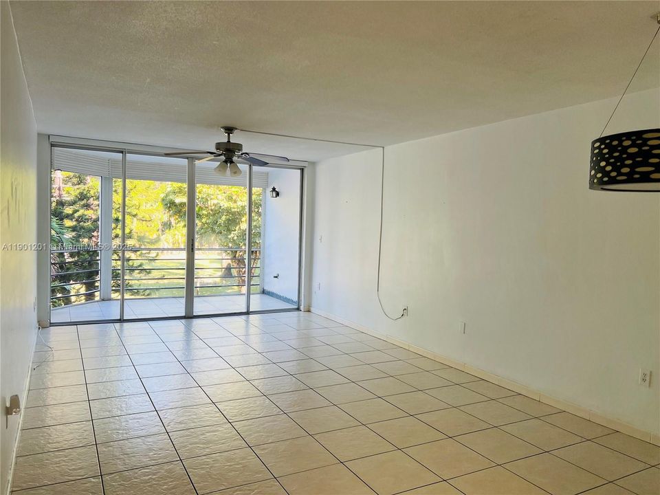 For Sale: $179,950 (1 beds, 1 baths, 898 Square Feet)