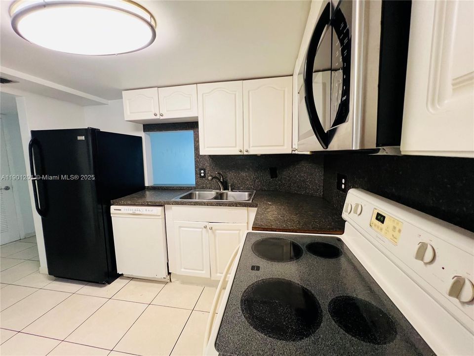 For Sale: $179,950 (1 beds, 1 baths, 898 Square Feet)