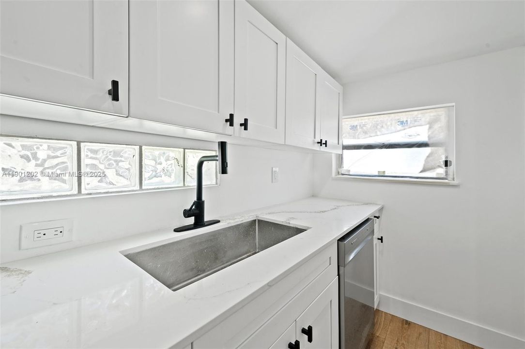 For Sale: $389,000 (2 beds, 2 baths, 658 Square Feet)