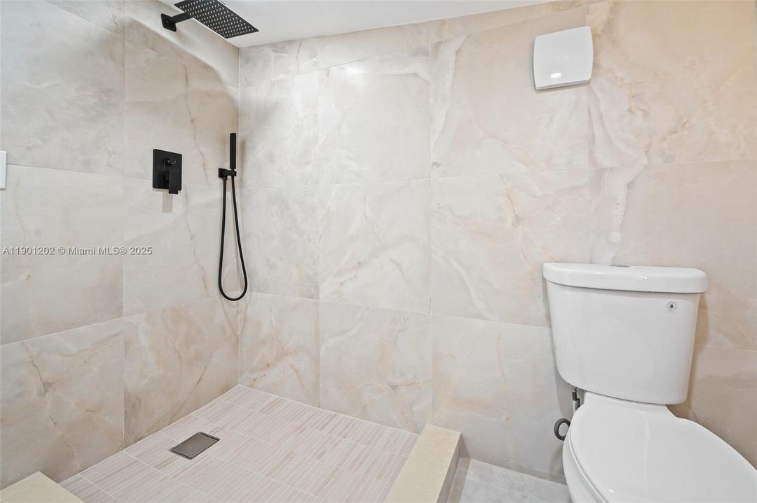 For Sale: $389,000 (2 beds, 2 baths, 658 Square Feet)