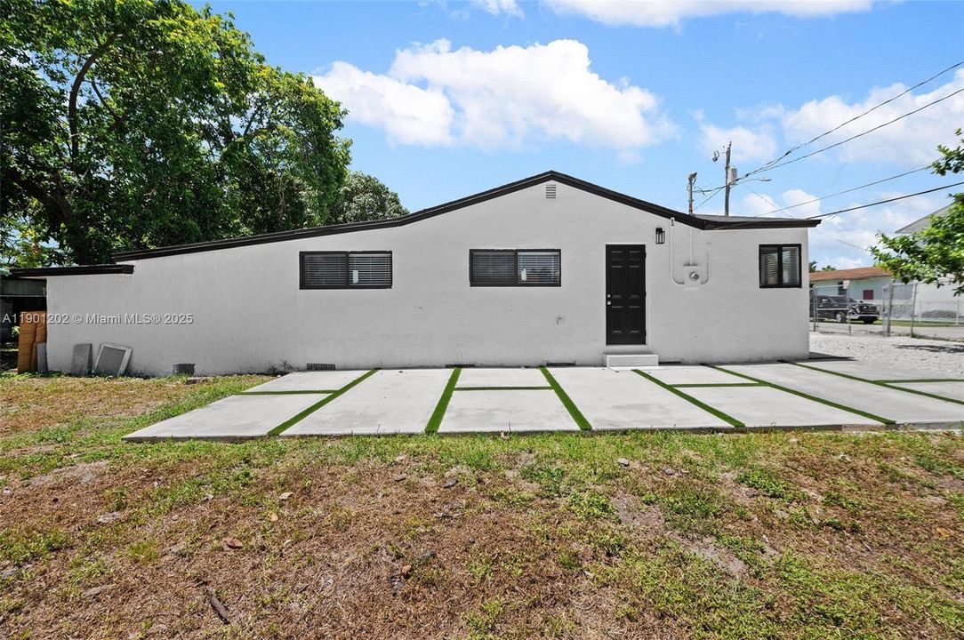 For Sale: $389,000 (2 beds, 2 baths, 658 Square Feet)