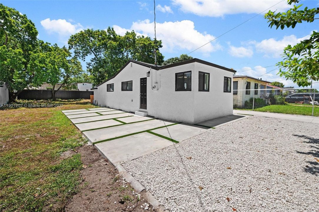 For Sale: $389,000 (2 beds, 2 baths, 658 Square Feet)