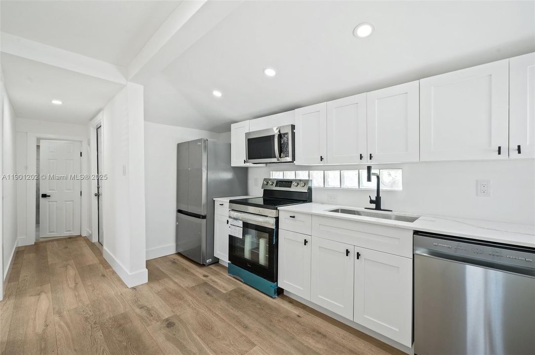 For Sale: $389,000 (2 beds, 2 baths, 658 Square Feet)