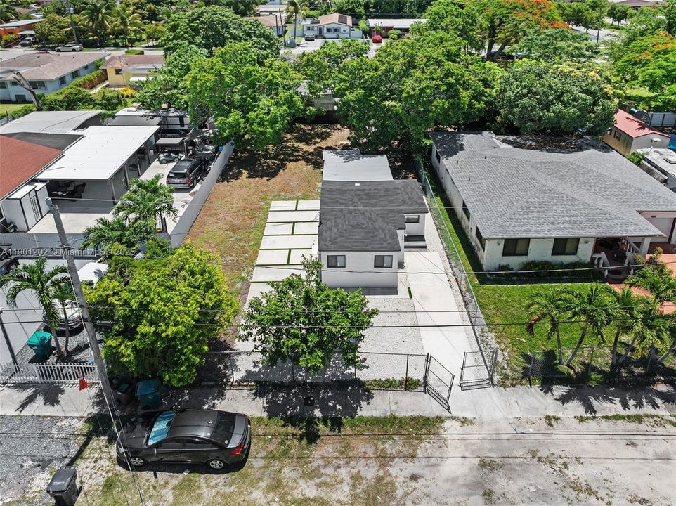 For Sale: $389,000 (2 beds, 2 baths, 658 Square Feet)