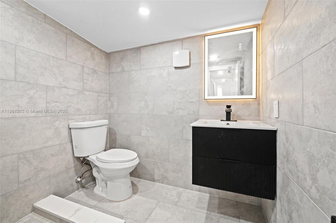 For Sale: $389,000 (2 beds, 2 baths, 658 Square Feet)