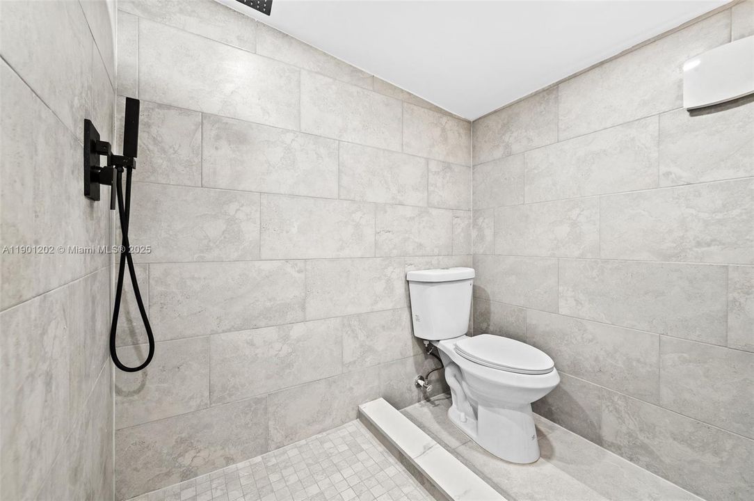 For Sale: $389,000 (2 beds, 2 baths, 658 Square Feet)