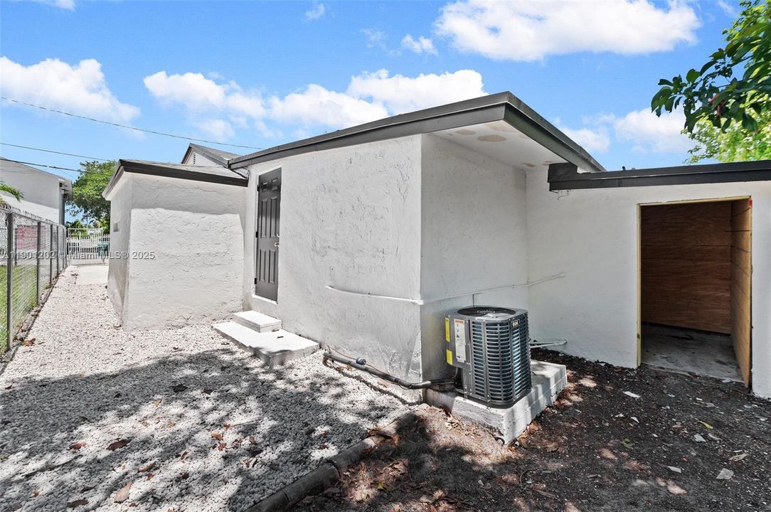 For Sale: $389,000 (2 beds, 2 baths, 658 Square Feet)