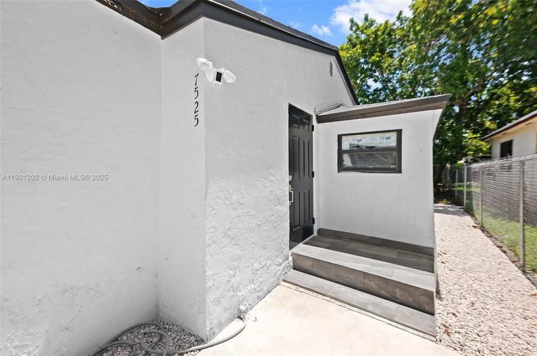 For Sale: $389,000 (2 beds, 2 baths, 658 Square Feet)