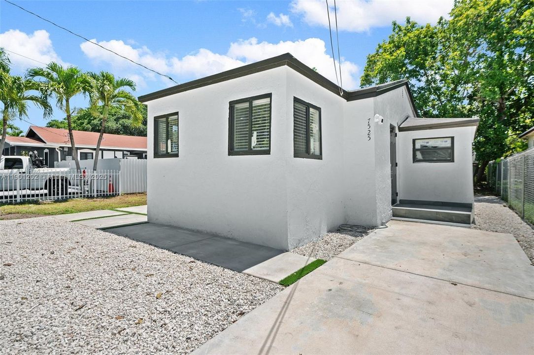 For Sale: $389,000 (2 beds, 2 baths, 658 Square Feet)