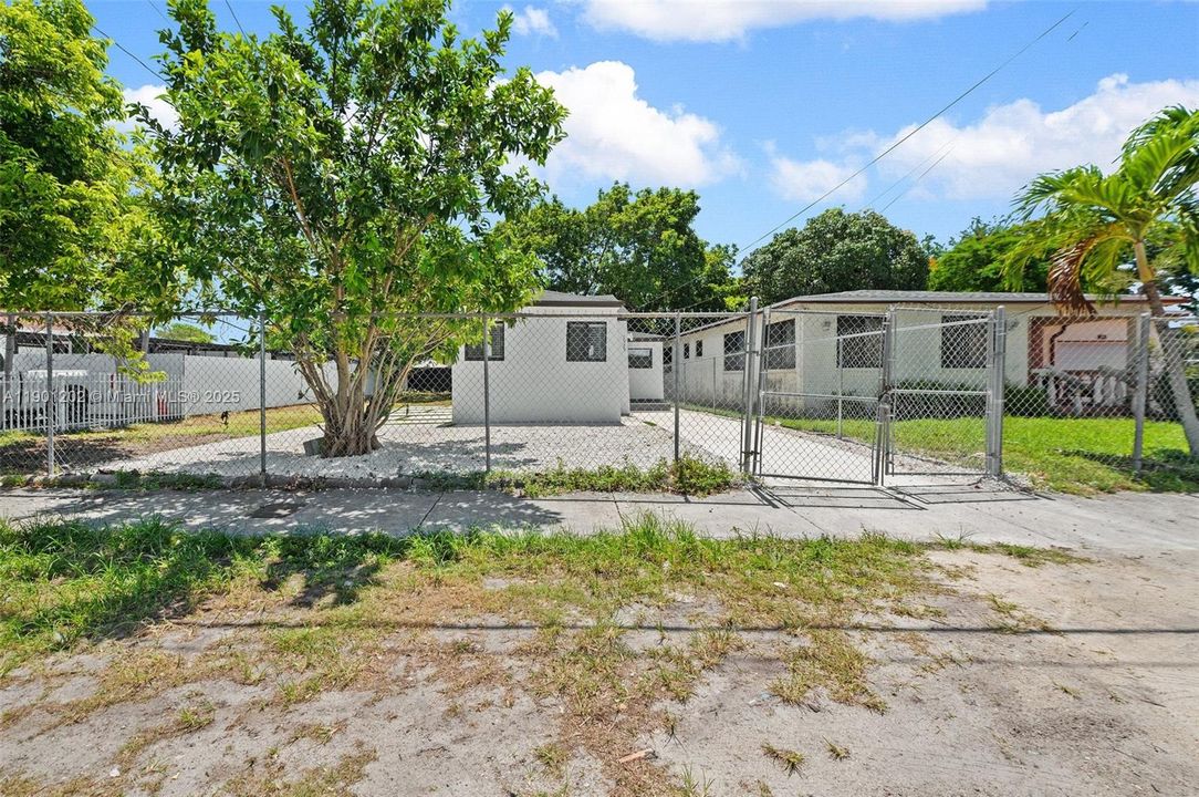 For Sale: $389,000 (2 beds, 2 baths, 658 Square Feet)