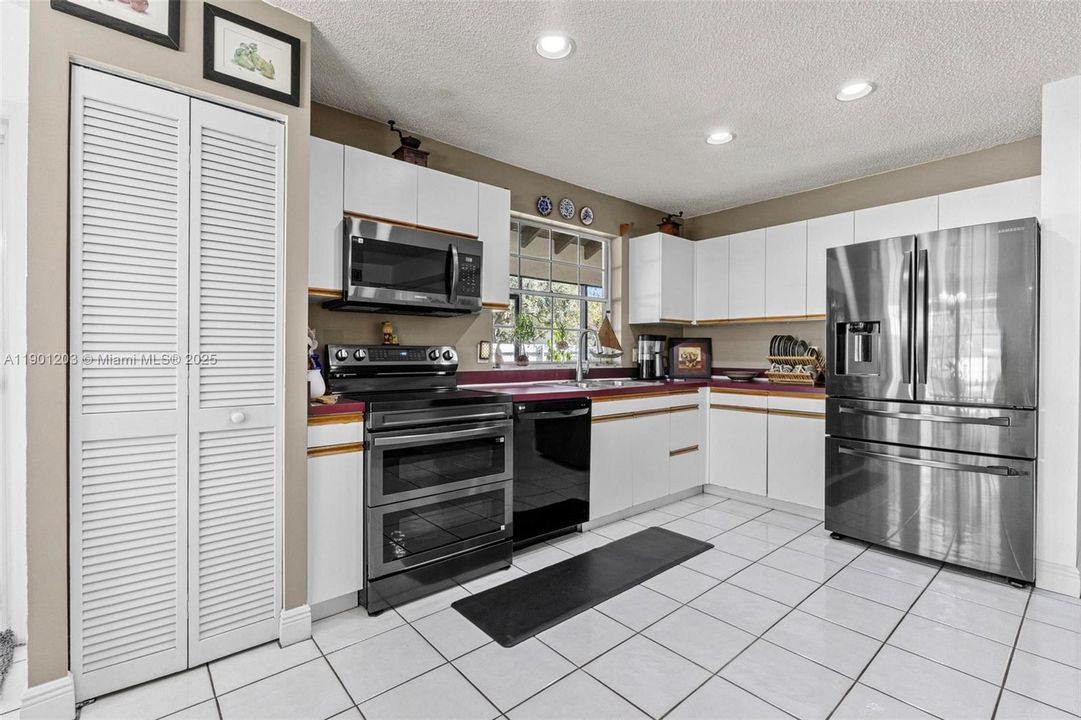 For Sale: $629,999 (3 beds, 3 baths, 1888 Square Feet)