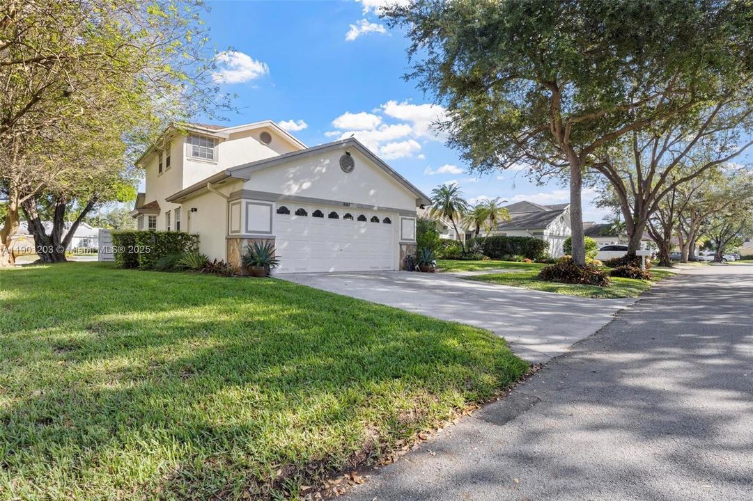 For Sale: $629,999 (3 beds, 3 baths, 1888 Square Feet)