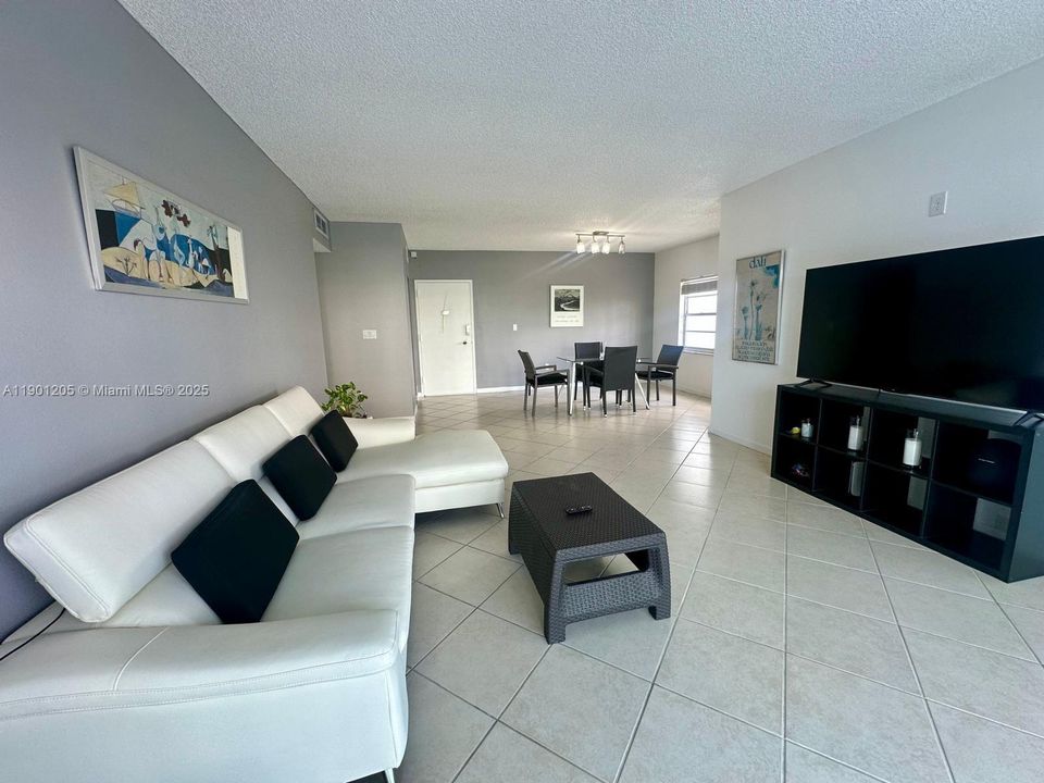For Sale: $375,000 (2 beds, 2 baths, 1350 Square Feet)