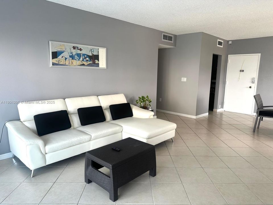 For Sale: $375,000 (2 beds, 2 baths, 1350 Square Feet)