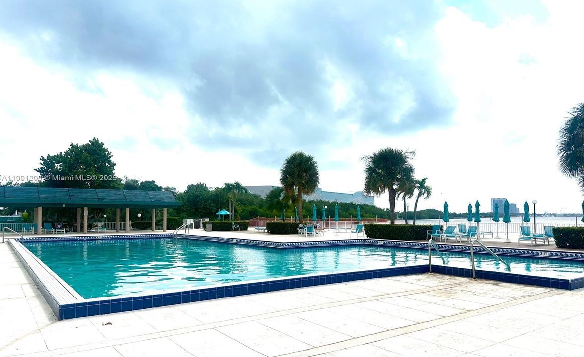 For Sale: $375,000 (2 beds, 2 baths, 1350 Square Feet)