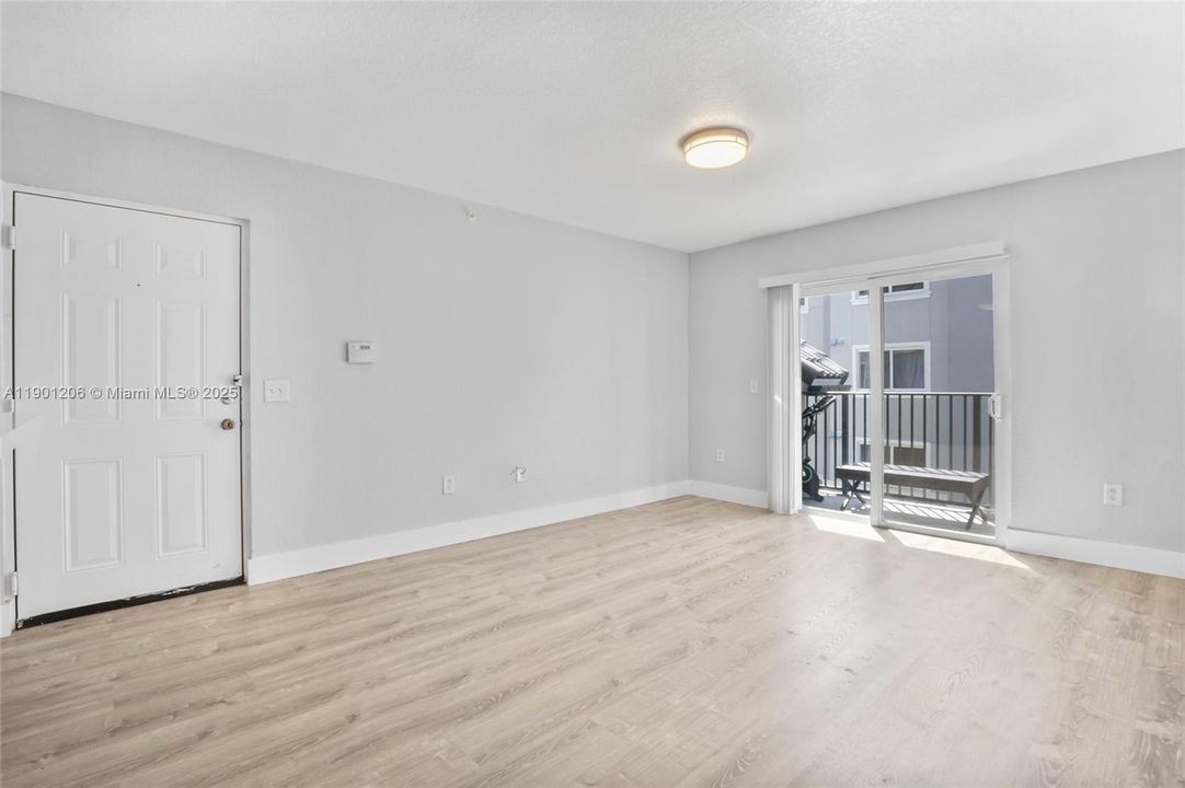 待售: $220,999 (2 贝兹, 2 浴室, 900 平方英尺)