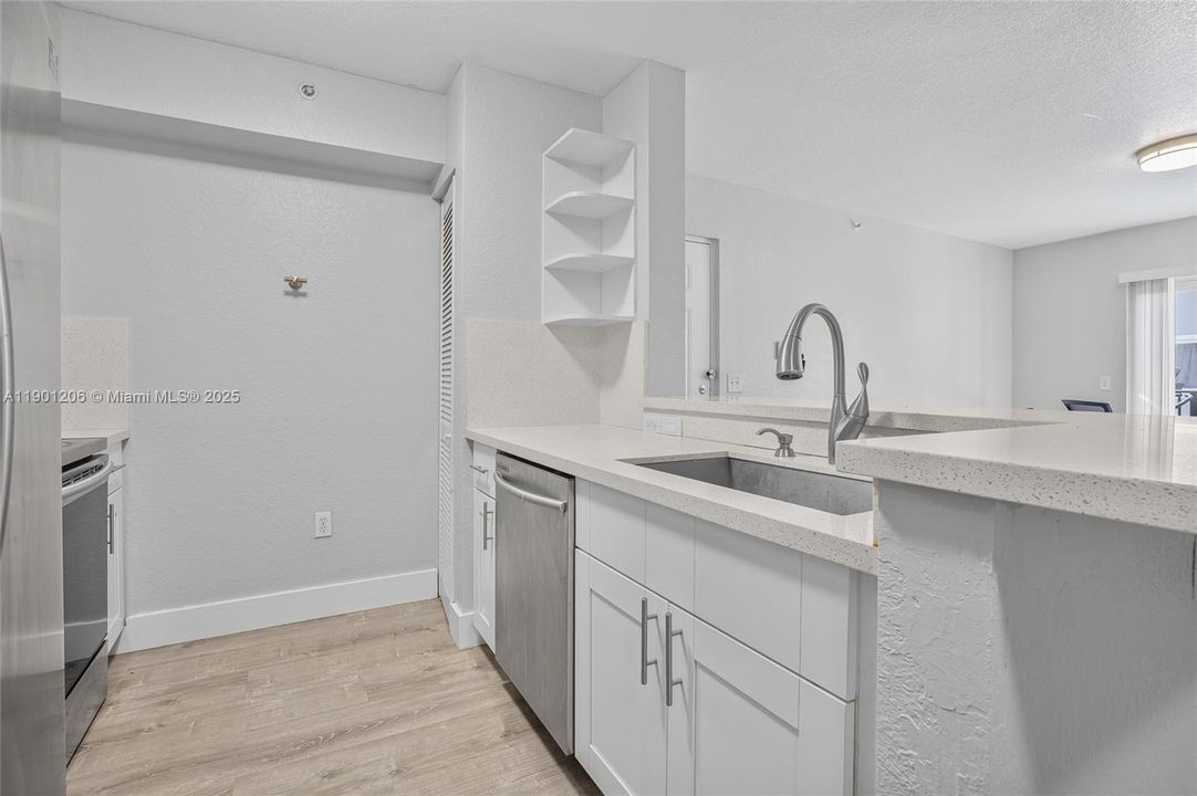 待售: $220,999 (2 贝兹, 2 浴室, 900 平方英尺)