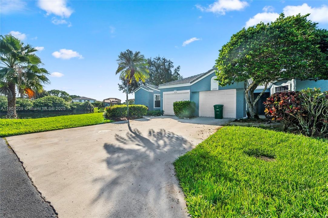 For Sale: $349,900 (2 beds, 2 baths, 1280 Square Feet)