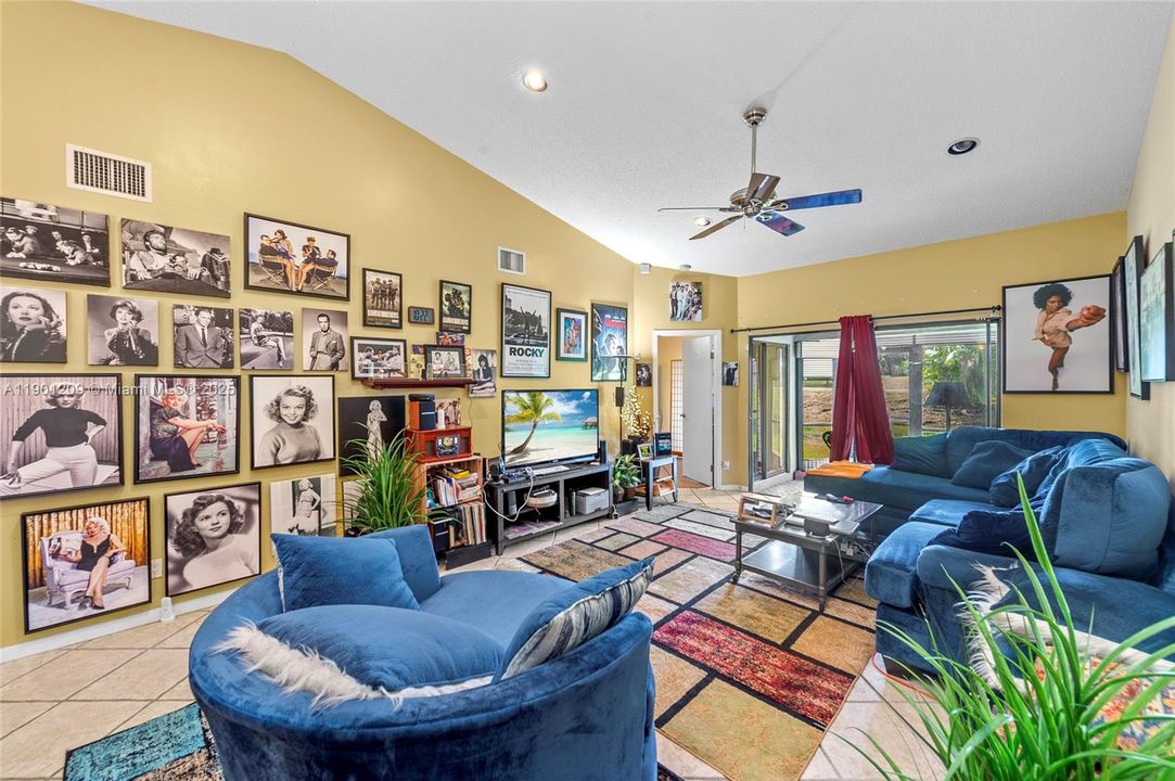 For Sale: $349,900 (2 beds, 2 baths, 1280 Square Feet)