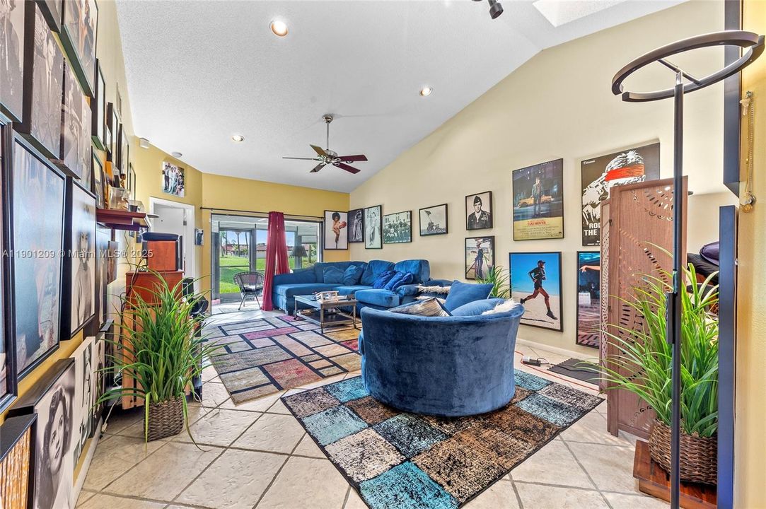 For Sale: $349,900 (2 beds, 2 baths, 1280 Square Feet)