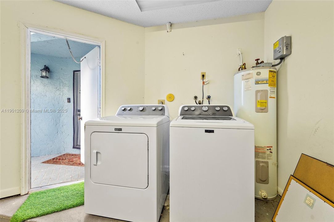 For Sale: $349,900 (2 beds, 2 baths, 1280 Square Feet)