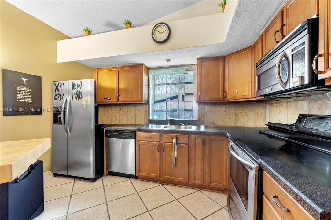 For Sale: $349,900 (2 beds, 2 baths, 1280 Square Feet)