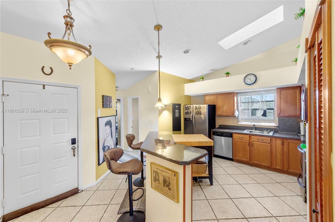 For Sale: $349,900 (2 beds, 2 baths, 1280 Square Feet)