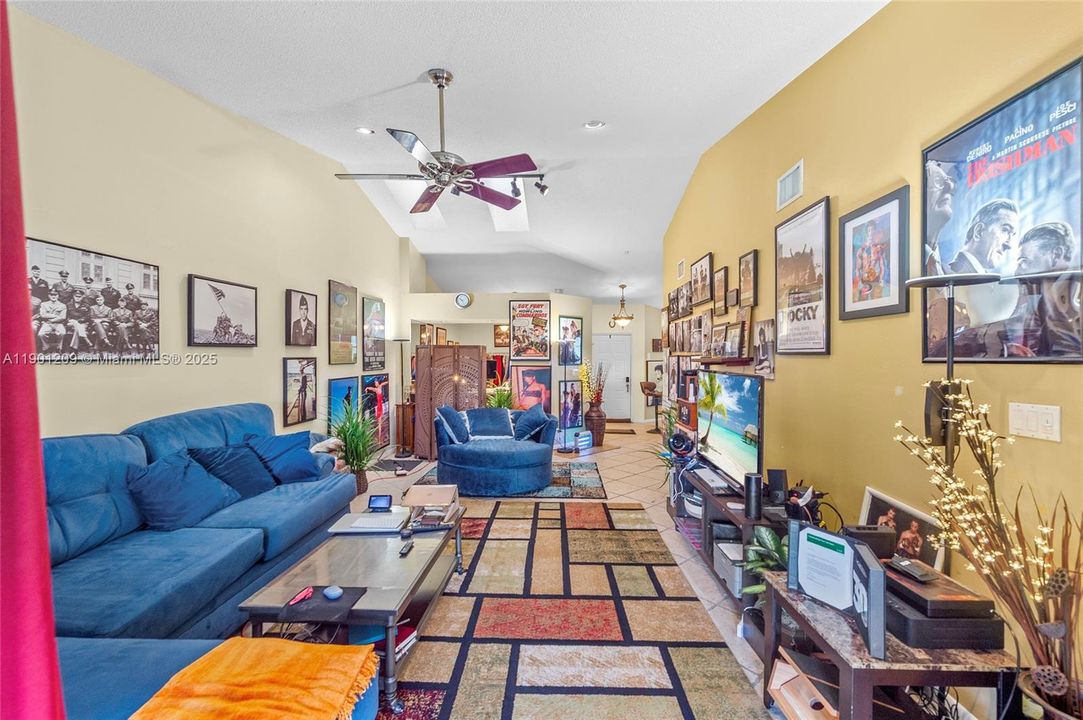 For Sale: $349,900 (2 beds, 2 baths, 1280 Square Feet)