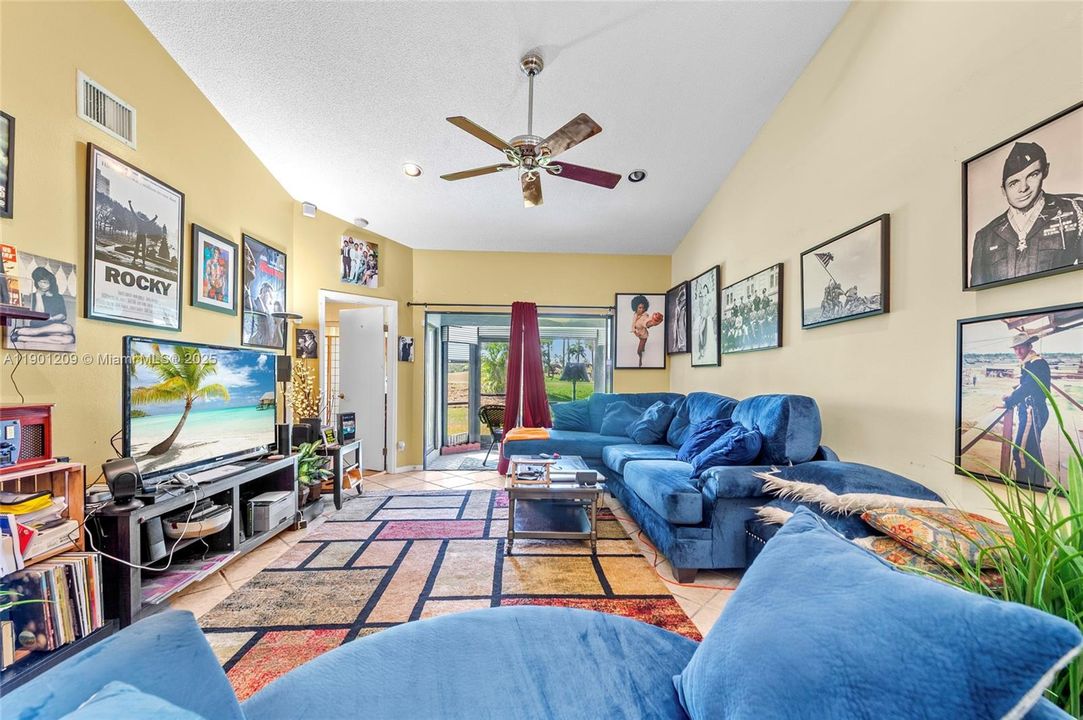 For Sale: $349,900 (2 beds, 2 baths, 1280 Square Feet)