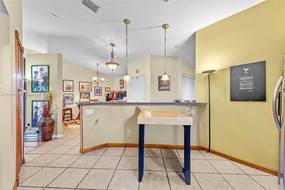 For Sale: $349,900 (2 beds, 2 baths, 1280 Square Feet)