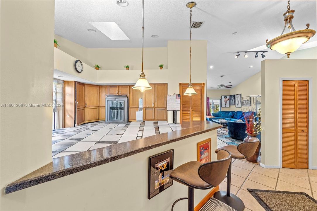 For Sale: $349,900 (2 beds, 2 baths, 1280 Square Feet)