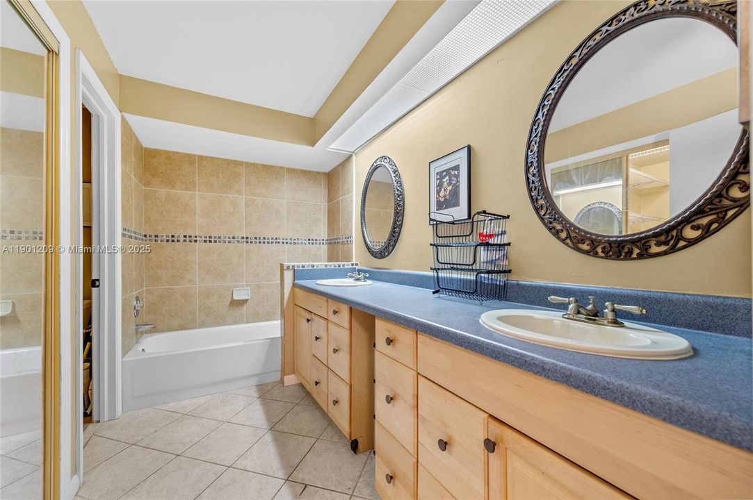 For Sale: $349,900 (2 beds, 2 baths, 1280 Square Feet)