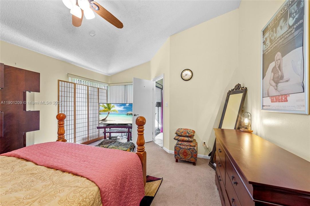 For Sale: $349,900 (2 beds, 2 baths, 1280 Square Feet)